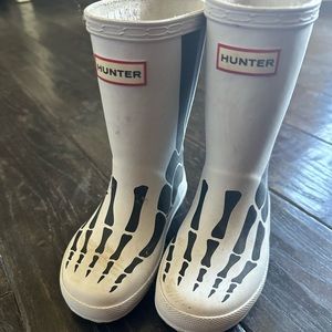 Size US 8/9 skeleton hunters. Very light grey. Gentle used.